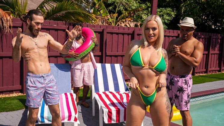 Dad's Love Porn - Elana Bunnz - Todd Jones - Elana Bunnz Crashes The Party / 03.03.2026