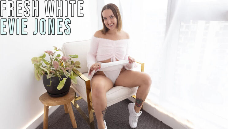 Girls Out West - Evie Jones - Evie Jones - Fresh White / 04.11.2022