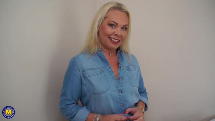 Mature.nl - Francesca Kitten - British Housewife Fingering Herself With Francesca Kitten / 05.06.2021
